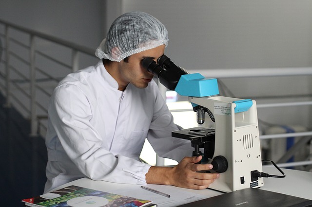 vědec u mikroskopu